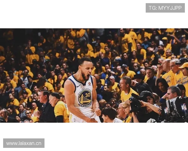 库里家冰箱里塞满有机羽衣甘蓝，训练完喝的奶昔比我的房租还贵