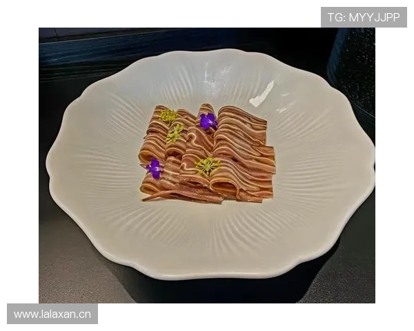 郭昊文上场像要把球场吃了，刷到他晚餐摆盘比我年终奖还讲究，真不是一个世界的人